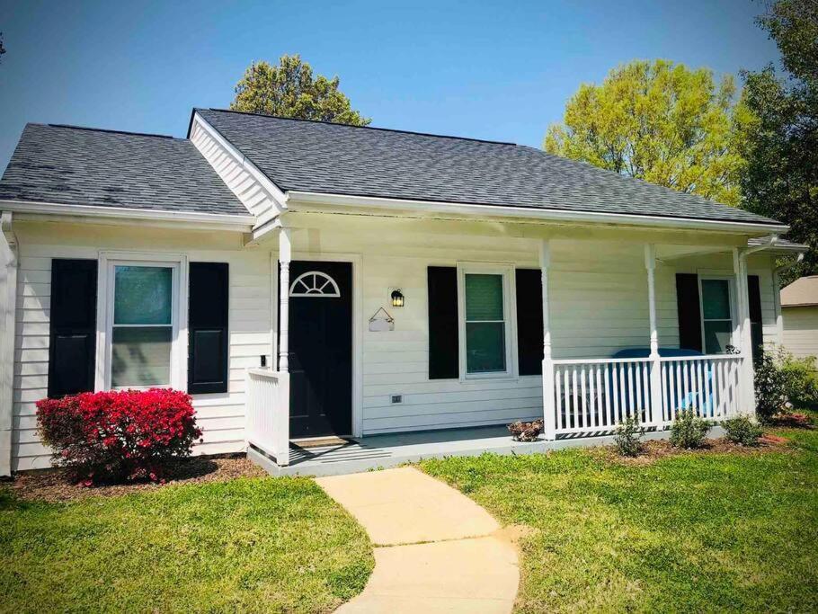 Charming Spotless Cottage Near Downtown Apex Exterior foto